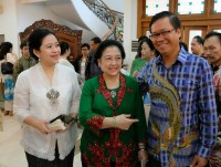 Phía sau những nụ cười