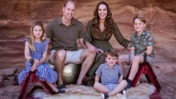 Hoàng gia Anh: Gia đình Hoàng tử William tung ảnh mừng Giáng sinh, Công chúa Charlotte chiếm 'Spotlight'