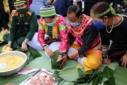 Chia sẻ yêu thương với Gói bánh chưng xanh cùng người nghèo ăn Tết