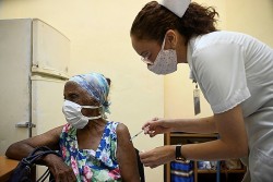Covid-19: Tỷ lệ tiêm vaccine ở Cuba cao nhất Mỹ Latinh, Na Uy dỡ bỏ hầu hết biện pháp hạn chế