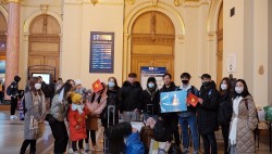 Hỗ trợ người Việt từ Ukraine sang Hungary: Tinh thần trực chiến 24/7, điện thoại 'cháy máy' và những phút ấm lòng