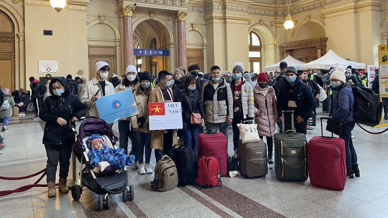 Khẩn trương tổ chức các chuyến bay đưa người Việt tại Ukraine về nước