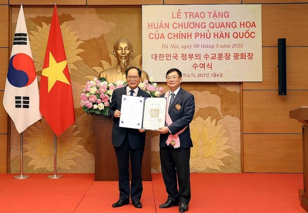 Hàn Quốc trao tặng Huân chương Quang Hoa cho ông Trần Văn Túy