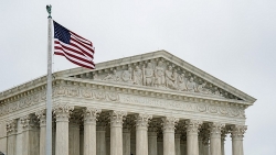 Tòa án Tối cao Mỹ nói 'không' với 'thẻ xanh' cho người nhập cảnh trái phép
