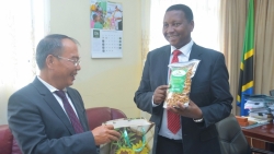Đại sứ Nguyễn Nam Tiến làm việc với Bộ trưởng Nông nghiệp Tanzania