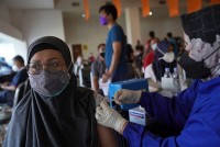 Covid-19 ở Đông Nam Á: Nhiều quan chức Singapore dương tính, Indonesia bắt buộc tiêm vaccine tăng cường