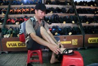 AFP: Từ chiến tranh đến hòa bình, dép cao su Việt Nam vẫn được ưa chuộng