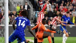 Chật vật thắng Brentford, Chelsea giành lại ngôi đầu bảng