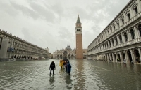 Ngập trong biển nước, Venice vật lộn chống chìm
