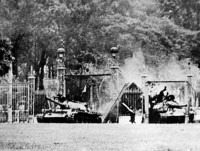 Pháo thủ xe tăng húc đổ cổng Dinh Độc lập