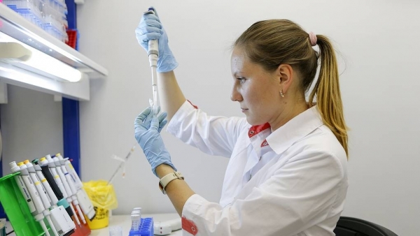 Nga thử nghiệm vaccine ngừa Covid-19 dạng xịt mũi cho trẻ em