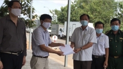 Kiên Giang trao quà tặng hỗ trợ bà con gốc Việt tại Campuchia đón Tết Tân Sửu 2021