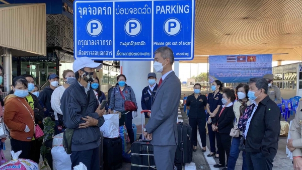 Tổng Lãnh sự quán Việt Nam tại Khon Kaen, Thái Lan đưa đồng bào về quê đón Tết bằng đường bộ