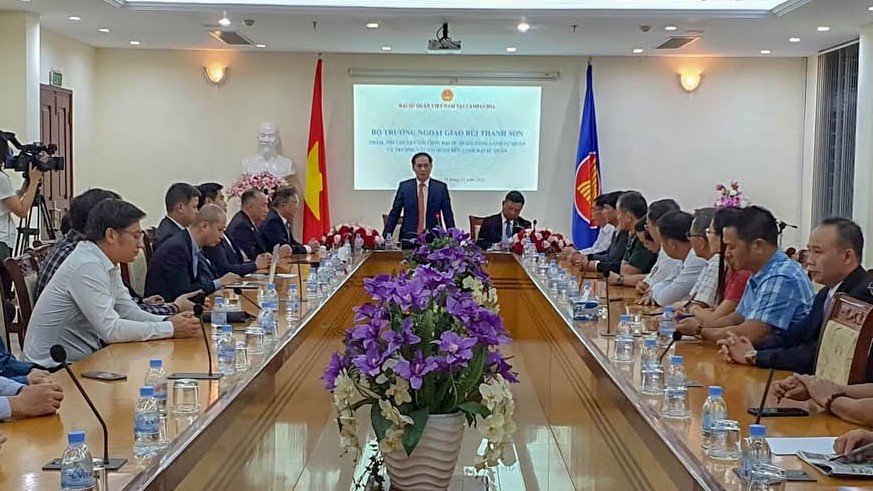 Bộ trưởng Bùi Thanh Sơn thăm và gặp gỡ cán bộ nhân viên Đại sứ quán Việt Nam tại Campuchia