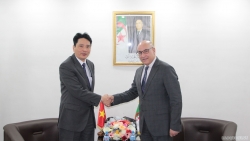 Đại sứ Nguyễn Thành Vinh chào xã giao Tổng thư ký Đảng Tập hợp quốc gia Dân chủ Algeria