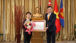 Trao Huân chương Hữu nghị và Kỷ niệm chương Vì hòa bình cho cựu Đại sứ Singapore tại Việt Nam