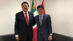 Đại sứ Nguyễn Hoành Năm chào xã giao Chủ tịch Ủy ban Đối ngoại Hạ viện Mexico