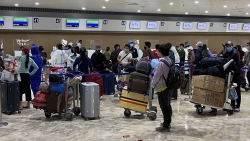 Chuyến bay đưa gần 240 công dân Việt Nam từ Philippines hạ cánh xuống Cần Thơ