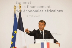 Hội nghị thượng đỉnh Pháp-châu Phi: Giật cờ phất cờ