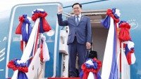 Chủ tịch Quốc hội Vương Đình Huệ đến Vientiane, bắt đầu thăm chính thức nước CHDCND Lào