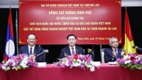 Chủ tịch Quốc hội Vương Đình Huệ gặp gỡ doanh nghiệp và cộng đồng người Việt Nam tại Lào