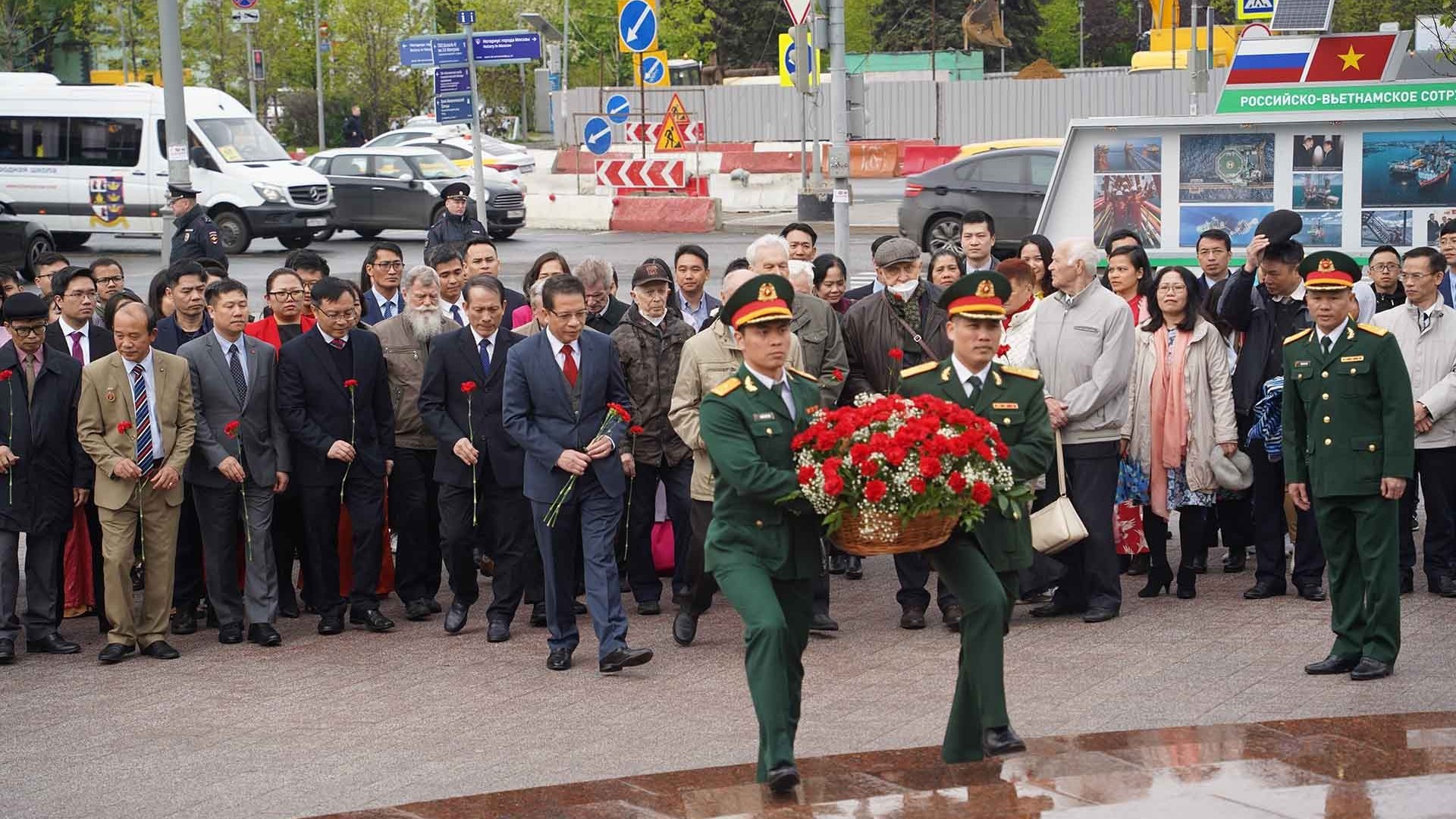 Dâng hoa kỷ niệm 132 năm ngày sinh Chủ tịch Hồ Chí Minh tại Moscow, Liên bang Nga