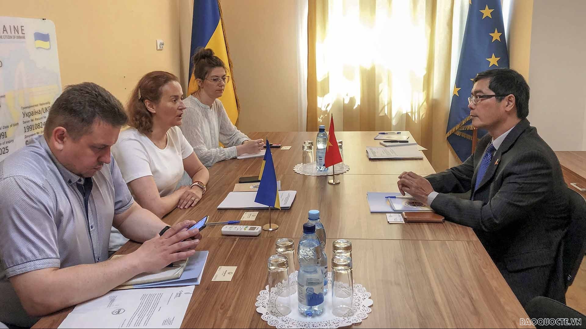 Đại sứ Nguyễn Hồng Thạch làm việc với Cơ quan di trú Ukraine