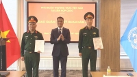 Đại sứ Đặng Hoàng Giang trao quân hàm cho các sỹ quan Quân đội Nhân dân Việt Nam đang phục vụ tại trụ sở LHQ
