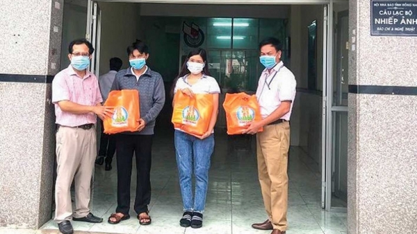 Covid-19: Tập đoàn Kim Oanh tặng trang thiết bị cho phóng viên