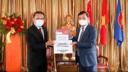 Tiếp nhận máy trợ thở và thiết bị bảo hộ chống dịch do Quỹ Temasek tặng Việt Nam