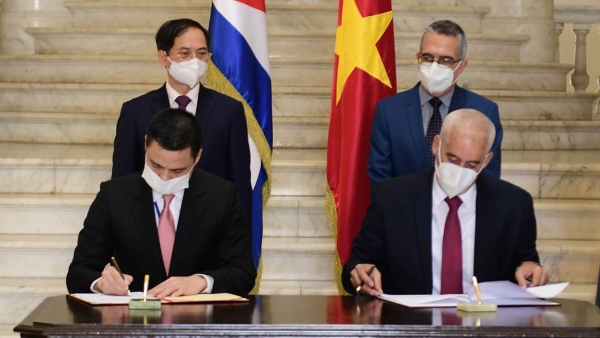 Bộ trưởng Ngoại giao Bùi Thanh Sơn gặp song phương Quyền Bộ trưởng Ngoại giao Cuba