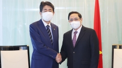 Thủ tướng Phạm Minh Chính tiếp cựu Thủ tướng Abe Shinzo và cựu Đại sứ đặc biệt Việt Nam-Nhật Bản