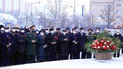 Chủ tịch nước dâng hoa tại Tượng đài Bác Hồ và Đài tưởng niệm các liệt sỹ vô danh ở thủ đô Moscow