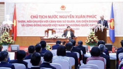Chủ tịch nước thăm cán bộ nhân viên Đại sứ quán, cộng đồng người Việt Nam tại Campuchia