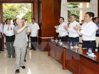 Tổng Bí thư gặp cán bộ Đại sứ quán, cộng đồng người Việt tại Lào