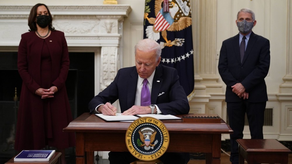 Ngày thứ 2 tại Nhà Trắng: Tân Tổng thống Mỹ Biden ký một loạt sắc lệnh và chỉ thị chống Covid-19