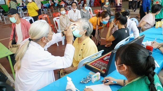 Kiều bào và người dân tại Lào được bác sĩ Việt Nam thăm, khám, phát thuốc