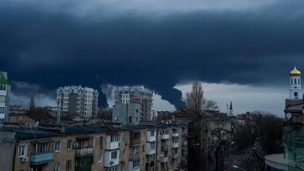 Không kích phá hủy hoàn toàn nhà máy lọc dầu gần cảng chiến lược Odessa