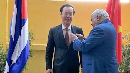 Cuba trao tặng Huân chương Hữu Nghị cho nguyên Bộ trưởng Bộ Xây dựng Phạm Hồng Hà