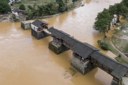 Trung Quốc ban hành cảnh báo mưa lũ trên sông Dương Tử