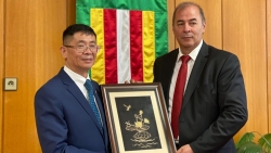 Đại sứ Nguyễn Tuấn làm việc với Thị trưởng thị trấn Pavol Dobosy, Slovakia
