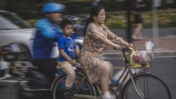 Gánh nặng cuộc sống, áp lực công việc 'cản bước' phụ nữ Trung Quốc sinh thêm con