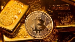 Giá vàng hôm nay 12/1: Bong bóng Bitcoin 'xì hơi', vàng bật 'tanh tách'?