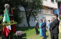 Đại sứ quán Việt Nam tại Mexico dâng hoa tại tượng Chủ tịch Hồ Chí Minh