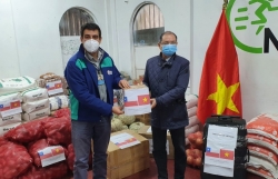 Đại sứ quán Việt Nam tại Chile trao tặng quà chống Covid-19 cho quận Cerrro Navia