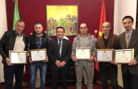 Đại sứ Phạm Quốc Trụ trao tặng giấy khen cho 5 nhà làm phim, phóng viên Algeria