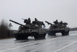 Xe Nga tiến vào Ukraine, Kiev nói Moscow đã 'thiệt hại nặng nề'