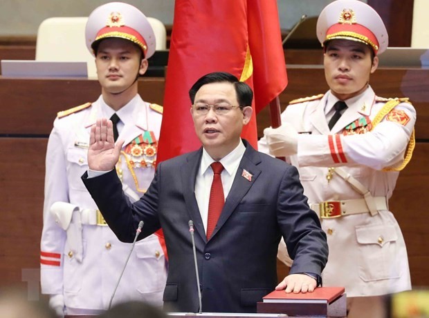 (04.04) Chairman of the Vietnamese National Assembly Vuong Dinh Hue takes the oath of office. (Photo: VNA)