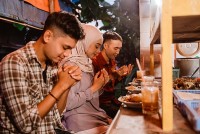 Tháng lễ Ramadan: Ý chí, lòng thành và sự sẻ chia