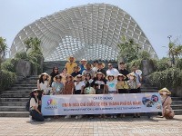 Hoạt động của đoàn phóng viên báo chí nước ngoài tại Đà Nẵng qua ảnh